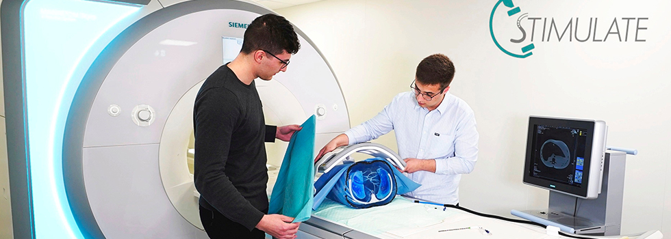Zwei Wissenschaftler bei Untersuchungen im MRT (c) Stimulate