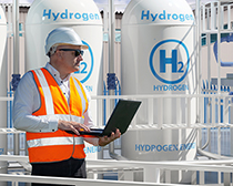 Mitarbeiter vor Wasserstoffproduktionsanlage
