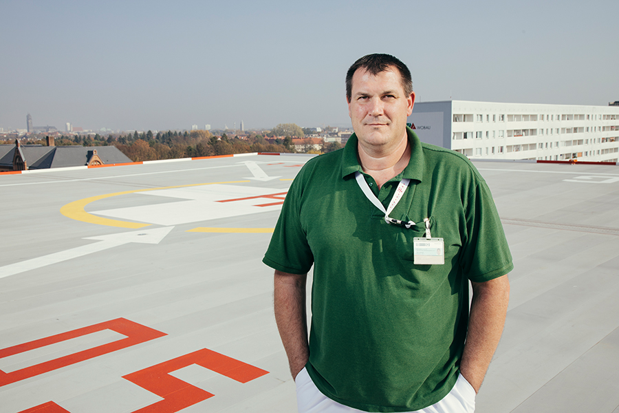 Sven Liensdorf auf dem Hubschrauberlandeplatz (c) Harald Krieg