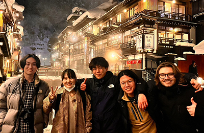 Lukas Otto (rechts) mit an der Universität Niigata in Japan mit neu gewonnenen Freunden (c) Lukas Otto Lukas Otto (rechts) mit an der Universität Niigata in Japan mit neu gewonnenen Freunden (c) Lukas Otto