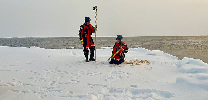 Prof. Thomas Richter and Dr. Carolin Mehlmann measure an ice floe