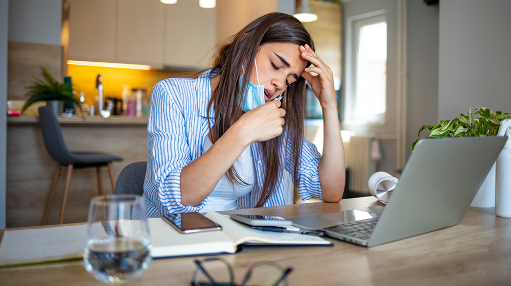 Trotz überstandener Corona-Infektion leiden Schätzungen zufolge 10 bis 20 Prozent der Betroffenen noch Wochen oder Monate an den Folgen der Krankheit. (Foto: Shutterstock / Dragana Gordic)