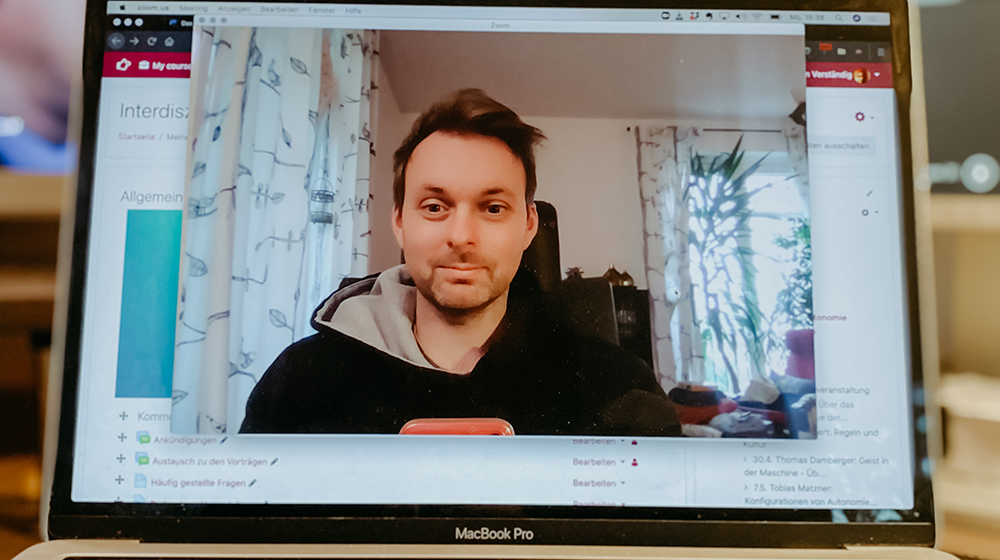 Jun.-Prof. Dan Verständig beim Zoom-Meeting (c) privat Jun.-Prof. Dan Verständig beim Zoom-Meeting (c) privat
