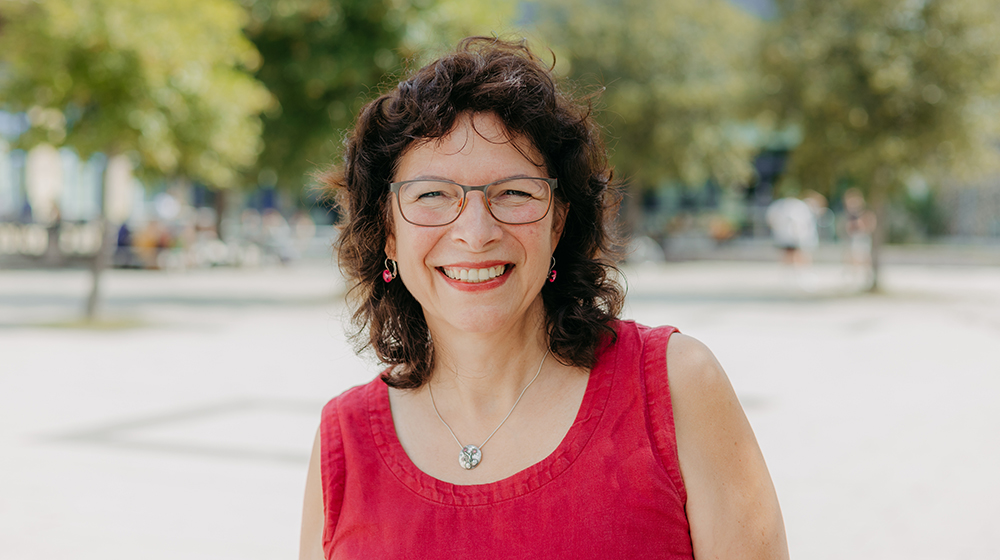 Portrait von Angela Matthies (c) Jana Dünnhaupt Uni Magdeburg Portrait von Angela Matthies vor Bäumen auf dem Mensavorplatz (c) Jana Dünnhaupt Uni Magdeburg