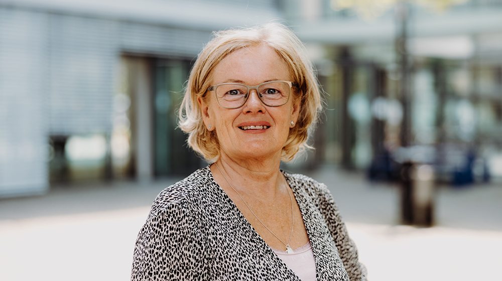 Portrait von Birgit Hummelt (c) Hannah Theile Uni Magdeburg Portrait von Birgit Hummelt in einem Innenhof auf dem Campus der Uni Magdeburg (c) Hannah Theile Uni Magdeburg