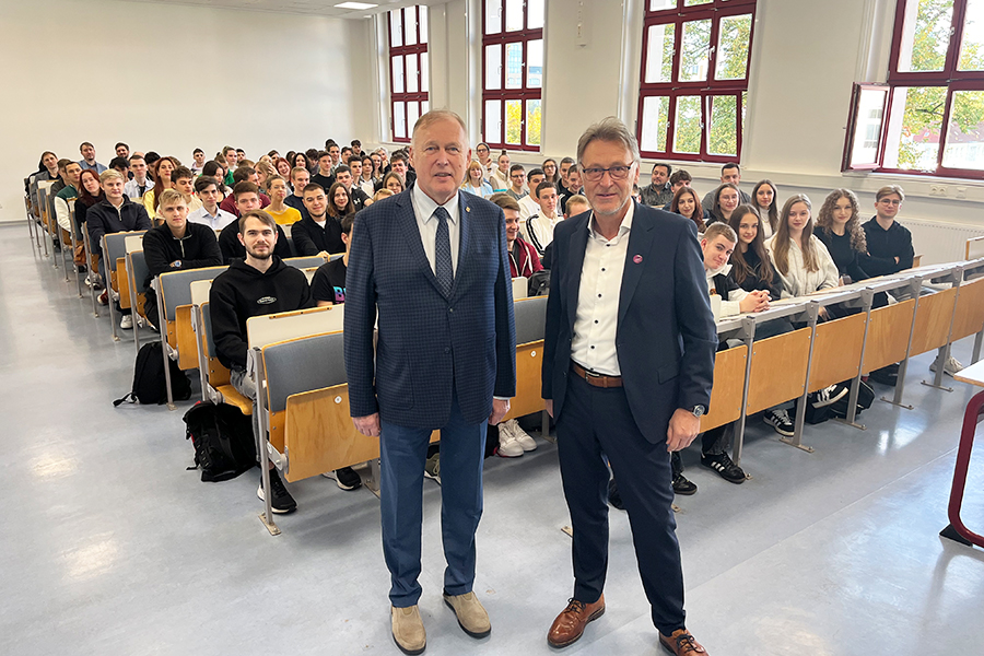 Der Rektor der Uni Magdeburg Prof. Strackeljan (rechts) und der Rektor der NTU Prof. Yevgen Sokol begrüßen die 100 ukrainischen Studierenden in einem kleinen Hörsaal (c) Katharina Vorwerk Uni Magdeburg