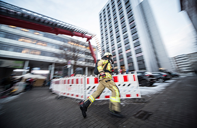Ein Feuerwehrmann beim Hochhauslauf 2017 (c) Harald Krieg Uni Magdeburg