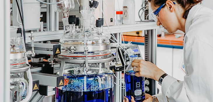 Wissenschaftlerin arbeitet an Anlagen in einem Chemielabor (c) Stefan Berger Uni Magdeburg