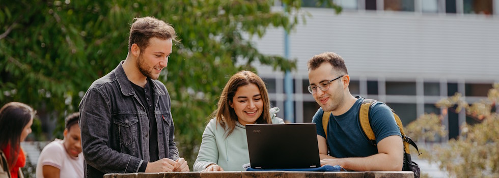 Header_Studierende auf dem Campus schauen auf Laptop (c) Jana Dünnhaupt/ Uni Magdeburg
