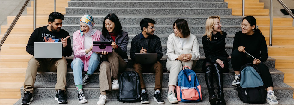 Header_internationale Studierende sitzen auf Treppe in Bibliothek (c) Jana Dünnhaupt/ Uni Magdeburg