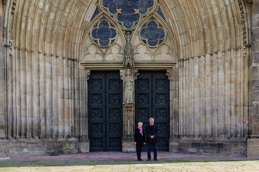 Heike Schröder und Olaf Freymark vor dem Magdeburger Dom (c) Jana Dünnhaupt Uni Magdeburg 2