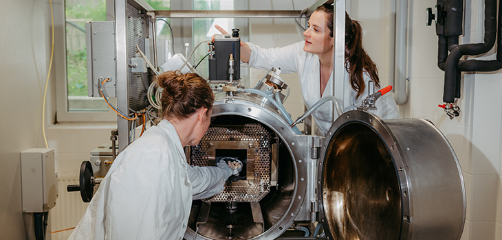 Innenansicht des Mikrowellenreaktors (c) Jana Dünnhaupt Uni Magdeburg