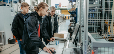 Schülerinnen und Schüler zur Herbstuni 2022 ©Jana Dünnhaupt