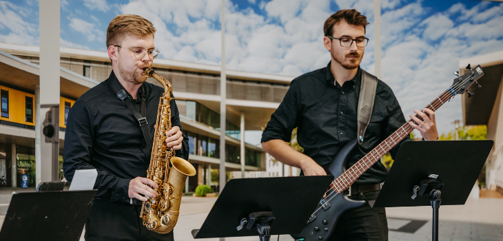 Zwei junge Männer begleiten die feierliche Verleihung musikalisch mit Saxophon und E-Bass ©Jana Dünnhaupt, Uni Magdeburg