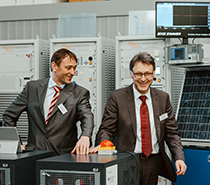 Prof.-Dr-Ing. Ralf Vick und Rektor Prof. Dr.-Ing. Jens Strackeljan bei der Eröffnung des Power Quality Labor