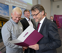 Übergabe der Diplome beim Alumni-Tag 2019 (Foto: Jana Dünnhaupt / Uni Magdeburg)