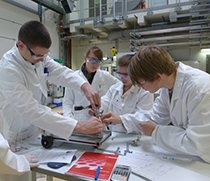 Schülerinnen und Schüler im Labor
