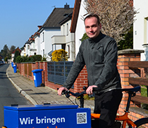 Tom Assmann mit einem Lastenfahrrad (Foto: Anne Overbeck / Uni Magdeburg)