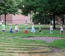 Kita-Kinder im Rasenlabyrinth