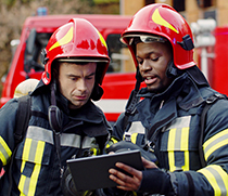 Feuerwehrmänner bei der Einsatzplanung (c) shutterstock / VAKS-Stock Agency