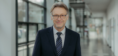 An unserer Uni gibt es nicht nur überdurchschnittlich viele Centren, SFBs und andere bereichsübergreifende Projekte, sondern auch viele Unterstützungs- und Vernetzungsangebote, um mit anderen in den gemeinsamen Austausch zu gehen und zusammenzuarbeiten.

Prof. Jens Strackeljan