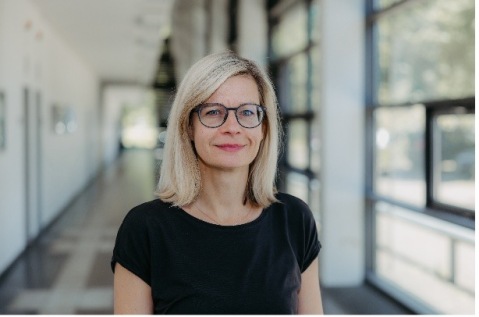 Auf dem Bild ist Katrin Burgmann zu sehen. Sie ist zuständig für den Bereich Stipendien an der Otto-von-Guericke-Universität.