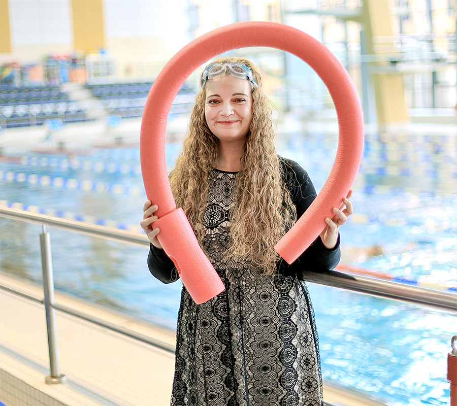 Portrait von Carina Kröber im Schwimmband, Sie hält eine Schwimmnudel in der Hand (c) Schwimm Kultur