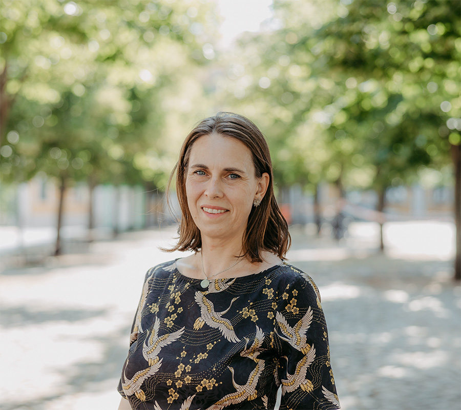 Portrait von Prof. Heidbreder Front Aufnahme mit Bäumen im Hinterhrund (c) Jana Dünnhaupt Uni Magdeburg