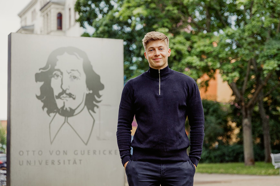 Gian-Luca De Carlo auf dem Campus der Uni Magdeburg (Foto: Jana Dünnhaupt / Uni Magdeburg)