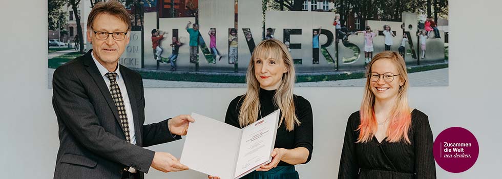 Prof. Strackeljan, Dr. Fachet und Studentin Jessica Biethahn bei der Übergabe des Lehrpreises 2021 (c) Jana Dünnhaupt Uni Magdeburg