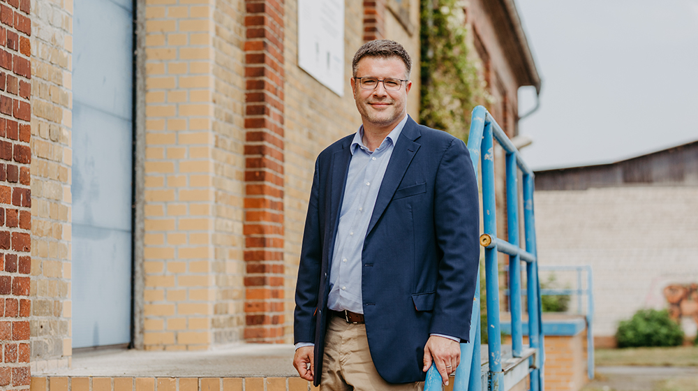 Geschäftsführer Andreas Müller vor dem Digitalen Anwendungszentrum der Universität Magdeburg (c) Jana Dünnhaupt Uni Magdeburg