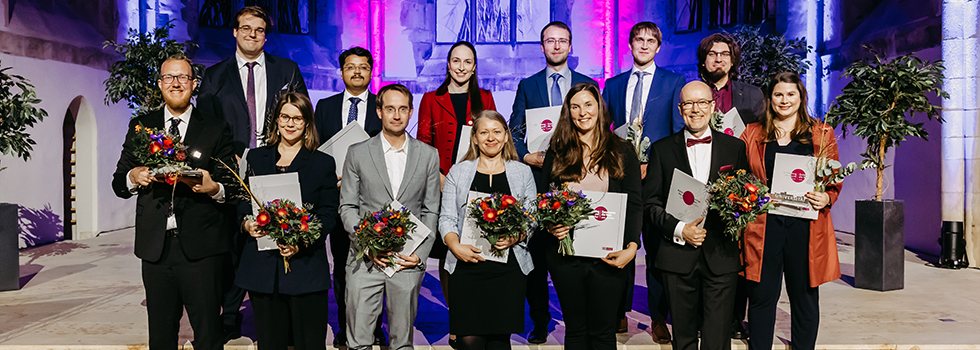 Gruppenfoto aller Preisträger auf der Bühne in der Johanniskirch beim Akademischen Festakt 2023 (c) Jana Dünnhaupt Uni Magdeburg