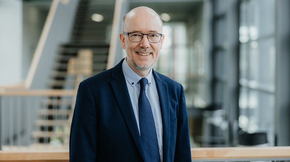 Portrait von Prof. Kai Sundmacher im Flur der Gebäude 22 der Uni Magdeburg (c) Hannah Theile Uni Magdeburg