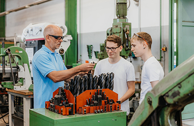 Ausbilder und Auszubildende im Bereich Industriemechanik (c) Hannah Theile/Uni Magdeburg