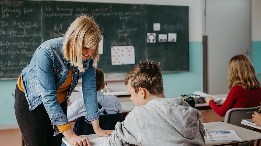 /unimagdeburg_media/Presse/Bilder/Pressemitteilungen/2025/Lehrerin+mit+Sch%C3%BClern+%28c%29+Jana+D%C3%BCnnhaupt+Uni+Magdeburg-height-560-width-1000.jpg
