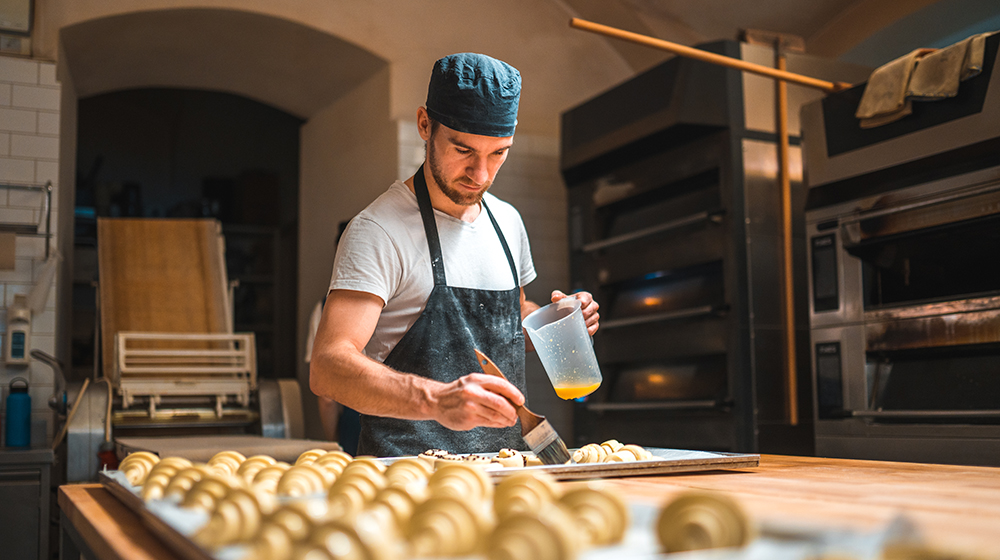 /unimagdeburg_media/Presse/Bilder/Pressemitteilungen/2026/Ba%CC%88cker+beim+Backen+von+Croissants+%28c%29+Getty+Images-height-560-width-1000.jpg