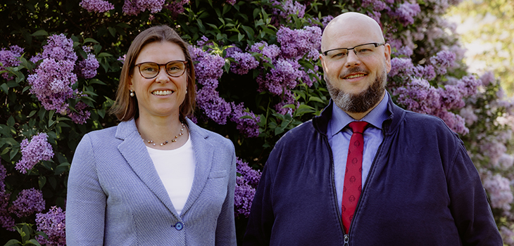 Prof. Bertrand und Prof. Halle auf dem Campus (c) Hannah Theile Uni Magdeburg