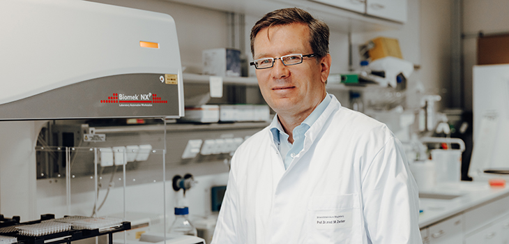 Photo of Prof. Zenker in his laboratory (Photo: Jana Dünnhaupt / Uni Magdeburg)