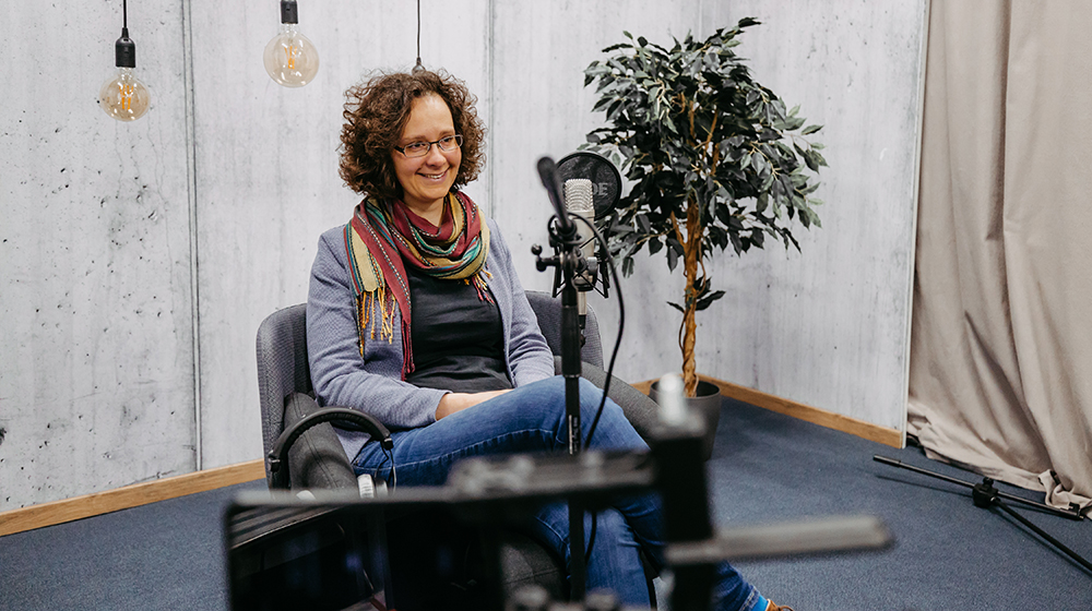 Silke Rühmland bei den Aufnahmen des Podcasts (c) Jana Dünnhaupt / Uni Magdeburg