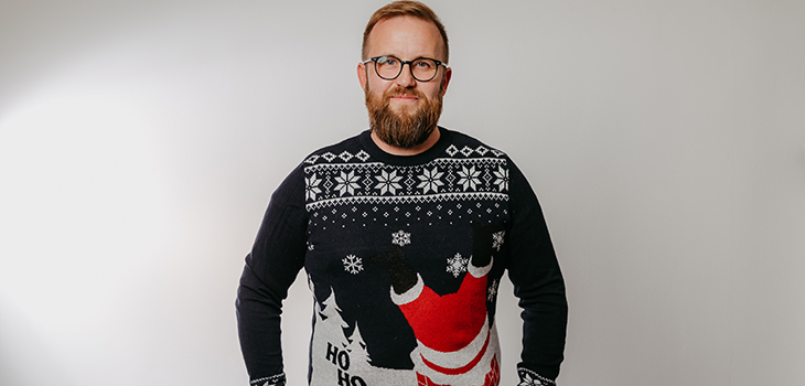 Portrait von Patrick Sievert mit Weihnachtspulli im Studio (c) Jana Dünnhaupt Uni Magdeburg