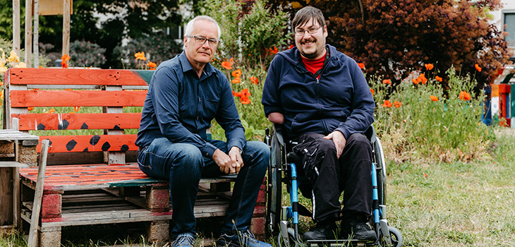 Thomas Ring und Matthias Scheer sitzen auf Palettenmöbeln auf dem Campus der Uni Magdeburg (c) Jana Dünnhaupt