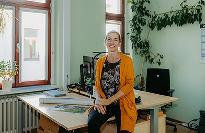 Silke Springer in ihrem Büro (c) Jana Dünnhaupt Uni Magdeburg.jpg