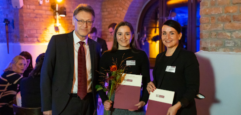Stipendienvergabefeier, Rektor Prof. Dr. Jens Strackeljan, Stipendiatin Sophia Leutz, Sandra Baethge (IWD market research GmbH) ©Jana Dünnhaupt