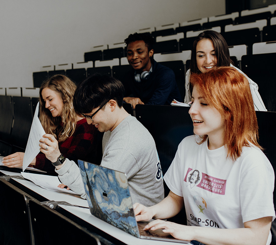 Fünf Studierende die im Hörsaal sitzen und einem Vortrag zuhören(c) Jana Dünnhaupt Uni Magdeburg