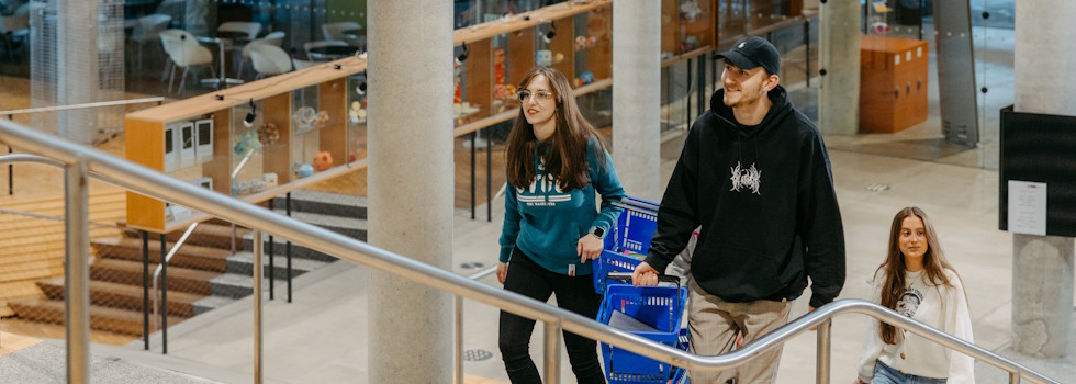 Header_Studierende in Bib bei Bücherregal (c) Jana Dünnhaupt/ Uni Magdeburg