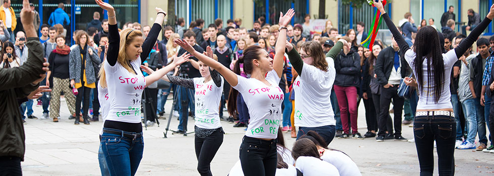 Flashmob auf dem Mensa-Vorplatz