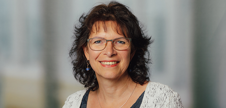 Portrait der amtierenden Kanzlerin Angela Matthies (Foto: Jana Dünnhaupt / Uni Magdeburg)