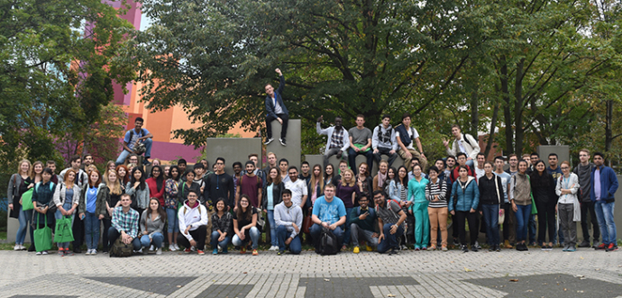 Studierende bei den Internationalen Willkommenswochen an der Uniporta der Uni Magdeburg