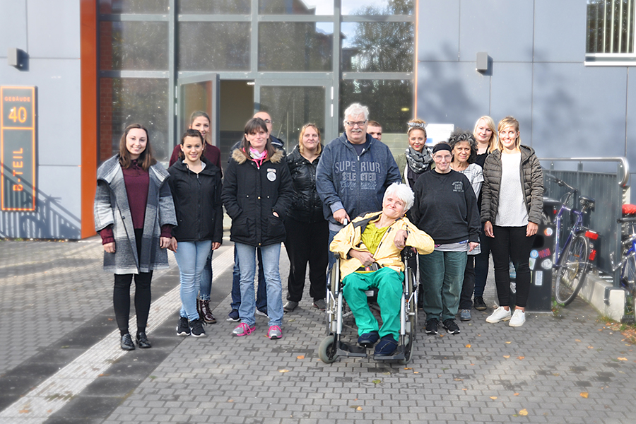 Gruppenbild Kursteilnehmer und Studierende der OVGU