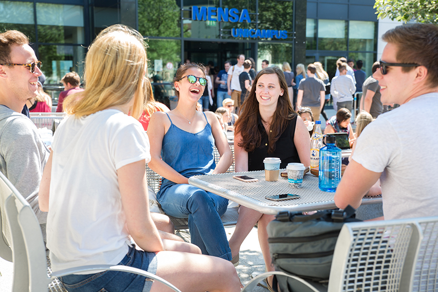 Studierende auf dem Campus